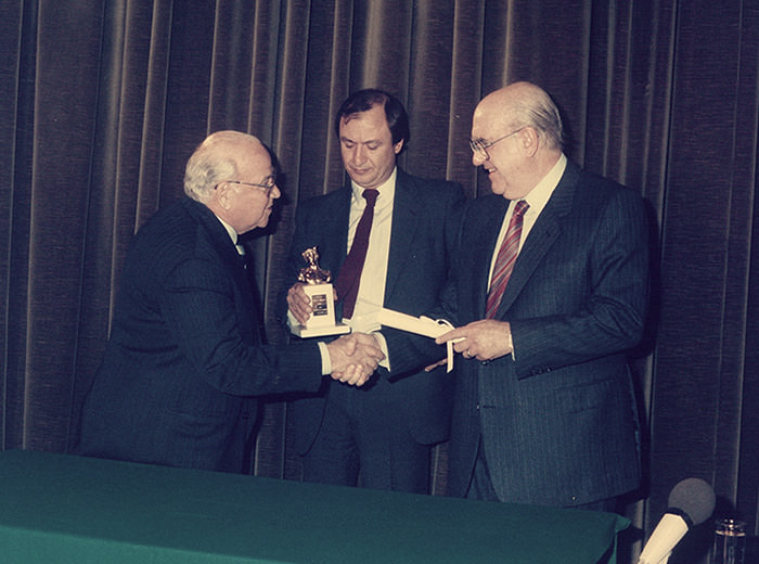 Η κονσερβοποΐα KYKNOS λαμβάνει το βραβείο εξαγωγών από τον πρώην Έλληνα πρωθυπουργό Ανδρέα Παπανδρέου.