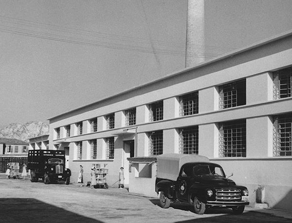 Το ανανεωμένο εργοστάσιο κονσερβών στο Ναύπλιο τη δεκαετία του 1950.